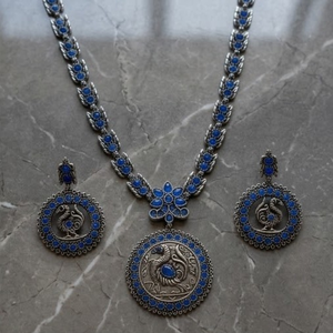 DIVYORO Conjunto de collar y pendientes de cobre y latón oxidado con diseño tradicional de pavo real de Orissa para mujer, joyería clásica para bodas y festivales - Product Image 1