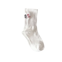 Vente en gros de chaussettes brodées avec des visages mignons Kawai pour les couples, chaussettes unisexes drôles avec des mots et des lettres, chaussettes blanches personnalisées