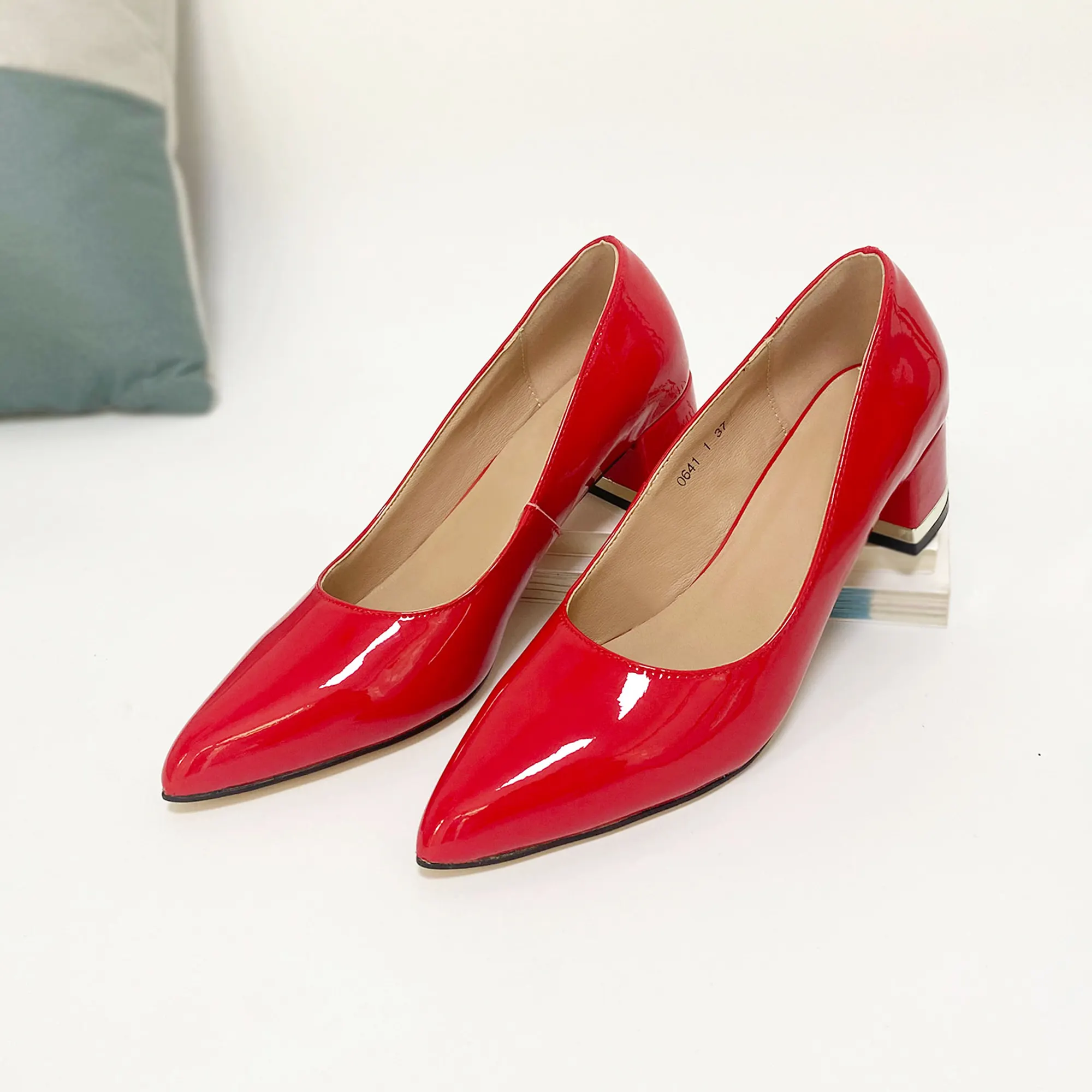 OEM Chunky Heel Black Red Women Shoes Thick Heel Ladies Pumps Square Heel Office Shoes for Women