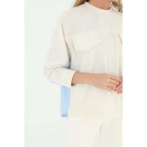 Blusa de popelina beige y azul para mujer con bolsillo frontal y detalle de rayas en la espalda - Product Image 1