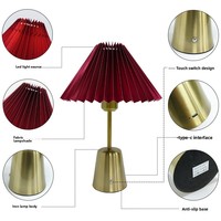 Lampe de table LED de style moderne avec abat-jour ovale en tissu plissé, design simple, alimentée par batterie, corps en fer pour chambre à coucher