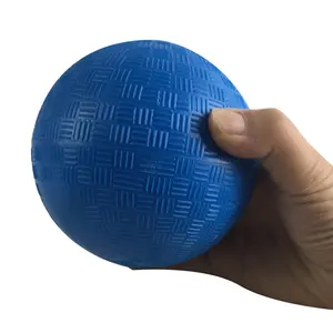 Logo personalizzato in PVC ecologico da 5 pollici e testo blu gonfiabile a colori al di fuori della palla giocattolo del parco giochi