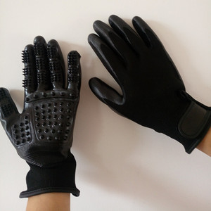 Gants de bain pour animaux de compagnie Gratitude, noirs, à cinq doigts, pour le toilettage des chats et des chiens, avec picots de massage - Product Image 3