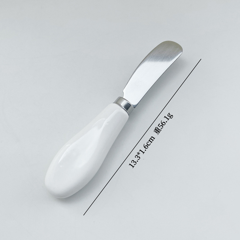 Cuchillo para mantequilla con mango de cerámica blanca.