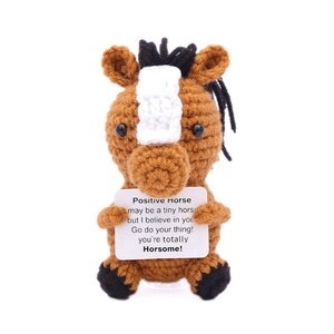 Nuevo Peluche de Pony Tejido a Mano en Posición Sentada, Sosteniendo una Tarjeta; Adorno Decorativo con Temática de Apoyo Emocional - Product Image 1