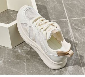 Zapatillas deportivas de mujer estilo 'Dad' con suela gruesa y aumento de altura, novedad primavera 2026, versátiles para uso diario y casual, ideales para comercio transfronterizo. - Product Image 1