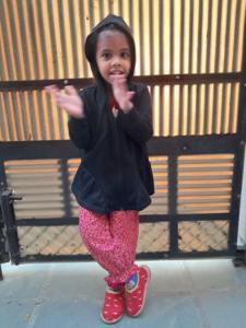 Sweat à capuche en molleton organique Avi pour filles hiver chaud et confortable avec fermeture éclair sur le devant et motif imprimé pour les enfants - Product Image 4