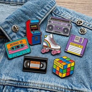 Pins de esmalte personalizados retro de los años <span class=keywords><strong>80</strong></span> y <span class=keywords><strong>90</strong></span> al por mayor, insignias de metal de esmalte suave con diseños vintage de casete, arcade y boombox para ropa - Product Image 1