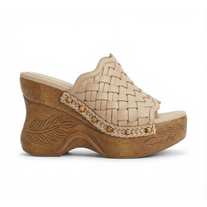 Sandales compensées pour <span class=keywords><strong>femme</strong></span> Xinzirain personnalisées en cuir tressé beige avec semelle effet bois, sculpture veine de feuille et clous métalliques décoratifs - Product Image 1