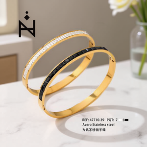 Bracciale Angelina in Acciaio Inossidabile con Diamanti Quadrati, Intarsio Oro e Nero, Gioielli da Donna - Product Image 4