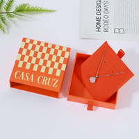 Ensemble de présentation de bijoux orange personnalisé avec logo A1, comprenant une boîte cadeau à motif damier, une insert pour collier, une pochette pour bracelet et une languette de tirage