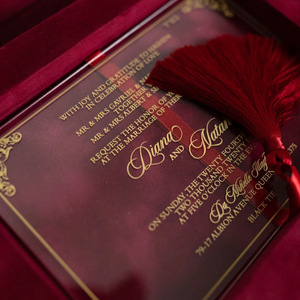 Elegante Scatola per Inviti di Nozze in Velluto Bordeaux con Stampa in Lamina d'Oro e Nappa per Feste di Gala e Fidanzamento - Product Image 3