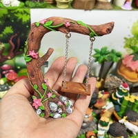 Vintage boomstronk tuindecoratie met schommel, roze bloemensculptuur, succulenten plantenbak ornament voor buiten tuin terras huis