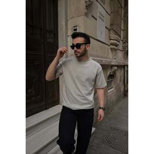 Camiseta Stone Wellness Compressed con Estampado Gráfico, Peso de Tela 200-280g, Corte Holgado, Estilo Largo con Serigrafía, Colección de Diseñador - Product Image 1