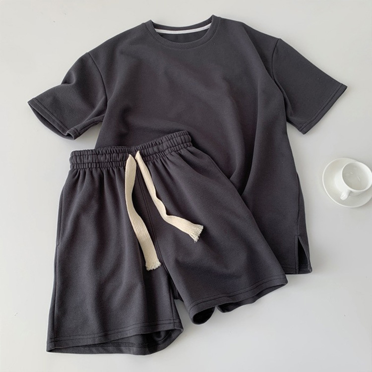 Gris oscuro