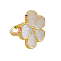 Nouveaux anneaux de serviette en alliage de zinc écologiques plaqués or en forme de fleur, en stock pour les mariages et les événements