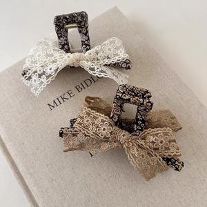 Pince à cheveux coréenne en dentelle pour femme, élégante, en tissu, avec nœud croisé en plastique, type pince requin - Product Image 1