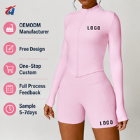 Ensemble de yoga athleisure OEM personnalisé avec logo, comprenant un crop top zippé à manches longues coupe ajustée et un short cycliste taille haute, idéal pour le sport et les loisirs.