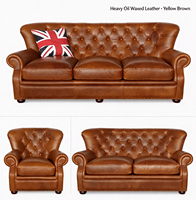 Canapé Chesterfield en cuir huilé brun, dossier capitonné profond, garniture à clous, accoudoirs roulés, meubles de salon classiques vintage