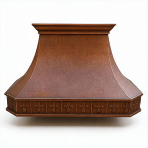 Maßgefertigte Handgehämmerte Kupfer-Dunstabzugshaube im Traditionellen Europäischen Villenstil mit Geprägtem Schürzenmuster Einsatzbereit für Inselinstallation - Product Image 3