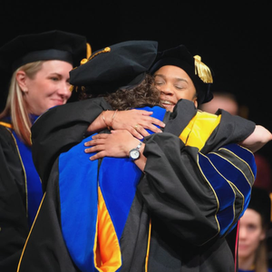 Toga di Laurea Deluxe in Velluto con Bordatura Dorata per Uniforme Scolastica - Product Image 6