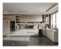 Cuisine moderne de luxe avec éclairage LED, aménagement en L, appareils électroménagers intégrés, armoire de rangement avec évier