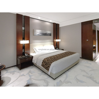 Ensemble de meubles de chambre d'hôtel modernes et durables en panneaux de bouleau massif, écologiques, comprenant lit, canapé, chaises et rangements pour appartement