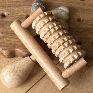 Disfrute relajando los meridianos del cuerpo con el masajeador de mano con rodillo de madera de haya - Product Image 1