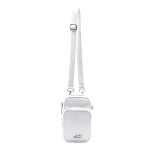 Pochette pour téléphone Easy Size, sac bandoulière avec polyuréthane brillant pour un look métallique élégant, parfait pour les sorties nocturnes - Product Image 1
