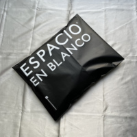 Enveloppes en polyéthylène noir mat personnalisées - Sacs d'expédition en plastique avec logo blanc imprimé, sacs postaux rembourrés avec fermeture autocollante