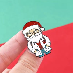 Broche de Noël en émail Docteur Père Noël avec stéthoscope, épinglette festive pour les professionnels de la santé, infirmières et personnel médical - Product Image 2