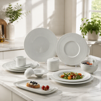 Service de vaisselle en céramique élégant blanc céladon avec motifs floraux en relief, assiettes coupes et assiettes à dessert, idéal pour mariage et cadeaux.
