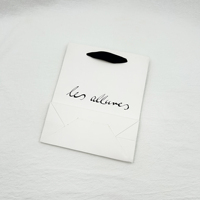 Vente en gros de sacs à poignée de luxe imprimés sur mesure recyclables emballage de détail ruban vêtements cadeaux en fourrure avec logo de marque artistique