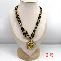 Collier pendentif vintage à imprimé léopard avec breloque étoile de mer en acier inoxydable plaqué or 18 carats pour femme