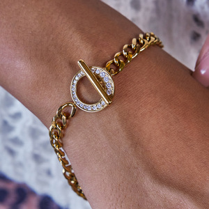 Pulsera de cadena de acero inoxidable con baño de oro de 18K y cristales engastados con cierre de barra en T para mujer. - Product Image 3