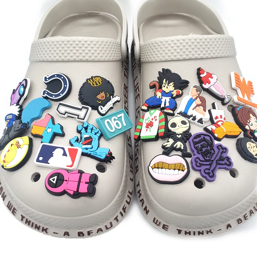 NITAIUN 50 Piezas Adornos de Zapatos Decoración de Zapatos Personalizados Estilo al Azar PVC Encantos de Zapatos Accesorios para Zapatos para Niños Mujeres y Hombres Regalos de Fiesta 