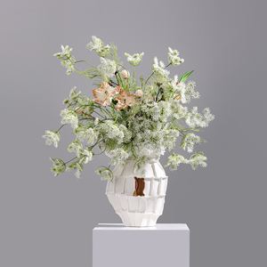 Fiori Artificiali Verdi e Ceramica Bianca in Stile Moderno, Realizzati a Mano per Decorare Elegantemente Hotel, Appartamenti o Ville - Product Image 1