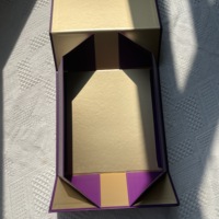Boîte cadeau en papier rigide durable avec fermeture magnétique recyclable, gaufrage, laminage mat et revêtement UV pour une image de marque de luxe