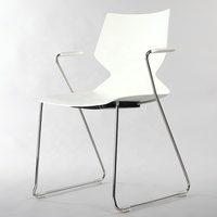 Ensemble de table et de chaises de restaurant commercial moderne en acier inoxydable et en bois avec un design durable et respectueux de l'environnement