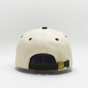 Casquette de baseball structurée à 5 panneaux, bicolore, personnalisée de qualité supérieure avec logo brodé « Avec amour » pour couple de mariés - Product Image 3