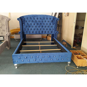 Juego de Muebles de Dormitorio Modernos en Color Marrón, Diseño de Cama Queen Size Tapizada en Terciopelo con Altavoz, Cargador USB y Cabecera Alta - Product Image 5