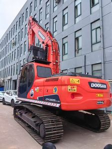 Excavatrice moyenne Doosan DX225 de 22 tonnes, robuste et polyvalente – Moteur diesel Cummins, certifiée CE/EPA pour les travaux de terrassement - Product Image 1