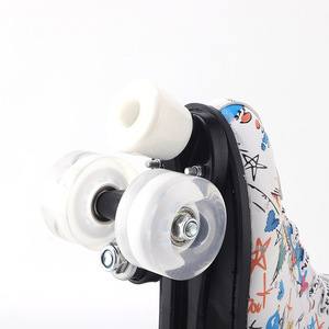 Nuovi Pattini in Linea Classici <span class=keywords><strong>a</strong></span> Quattro Ruote con Tacco Alto in Pelle PU Lucida Stampata Artistica Effetto Tendine di Manzo in Microfibra - Product Image 4