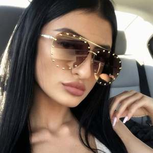 Lunettes de soleil de luxe pour femmes avec logo personnalisé, monture large, verres dégradés, protection UV400, rivets métalliques, style aviateur - Product Image 2