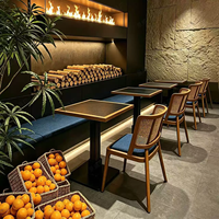 Ensemble de salle à manger sur le thème de la nature sauvage avec chaises en bois pour restaurants modernes, bistrots, hôtels et espaces de restauration décontractés