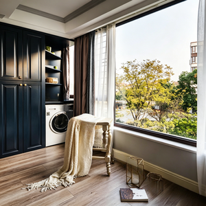 Meuble de balcon encastré BALOM bleu marine sur mesure avec poignées en laiton, étagères ouvertes et <span class=keywords><strong>machine</strong></span> <span class=keywords><strong>à</strong></span> <span class=keywords><strong>laver</strong></span> intégrée - Product Image 1