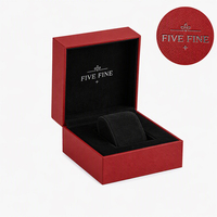 Boîte cadeau carrée pour montre, en papier texturé bleu, rouge et noir, écologique, rigide, avec logo argenté personnalisé, fabrication artisanale, finition mate.