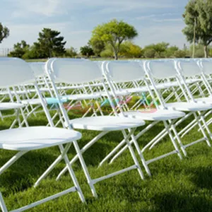 كراسي بلاستيكية بيضاء قابلة للطي لحفلات الزفاف والفنادق والمطاعم والحدائق