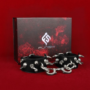 Esposas de Cuero con Tachuelas Metálicas y Anillo en D, Restricciones Ajustables de Bondage BDSM para Hombres y Mujeres - Product Image 5