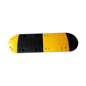 Ralentisseurs en caoutchouc massif jaune et noir <span class=keywords><strong>de</strong></span> 20 kg, directement <span class=keywords><strong>de</strong></span> l'usine, avec une vitesse <span class=keywords><strong>de</strong></span> 10-15 mph pour une sécurité routière haute visibilité - Product Image 1